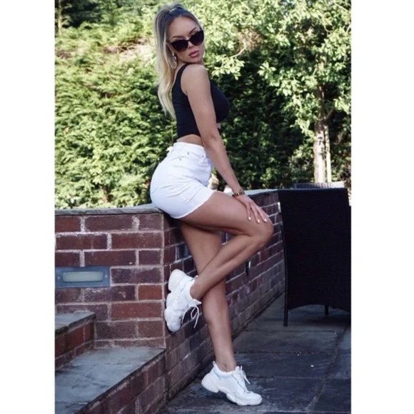 Black Sleeveless Cutout Crop Top - Picture 8 of 12